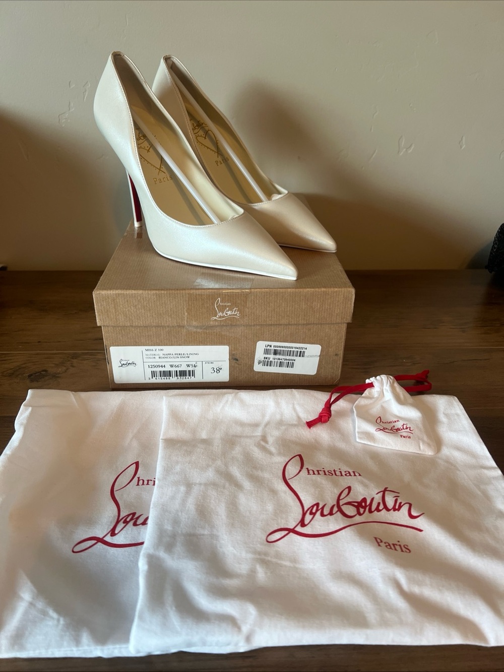 Christian Louboutin Miss Z 100 Pointed-Toe Pumps Nappa Perle Bianco Heels
